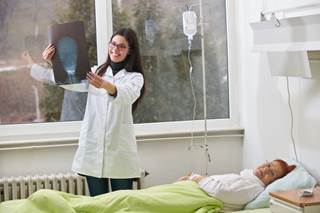 Women in highest quintile of aMED index have significantly lower risk for hip, not total, fractures. Women in highest quintile of aMED index have significantly lower risk for hip, not total, fractures.