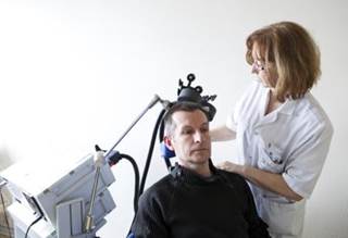 Repetitive transcranial magnetic stimulation of the right secondary somatosensory motor cortex produces relief from chronic neuropathic orofacial pain. Repetitive transcranial magnetic stimulation of the right secondary somatosensory motor cortex produces relief from chronic neuropathic orofacial pain.