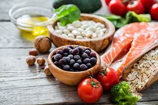 A heart-healthy diet that is rich in fruits, vegetables, whole grains, lean protein, and fatty fish can help reduce the risk of cardiovascular disease in SLE. A heart-healthy diet that is rich in fruits, vegetables, whole grains, lean protein, and fatty fish can help reduce the risk of cardiovascular disease in SLE.